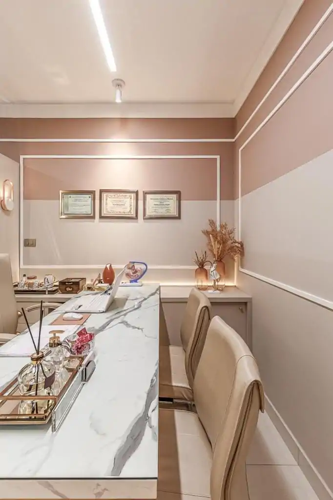 Sala de consulta com diplomas